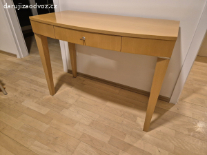 Krásný designový stolek z masivu