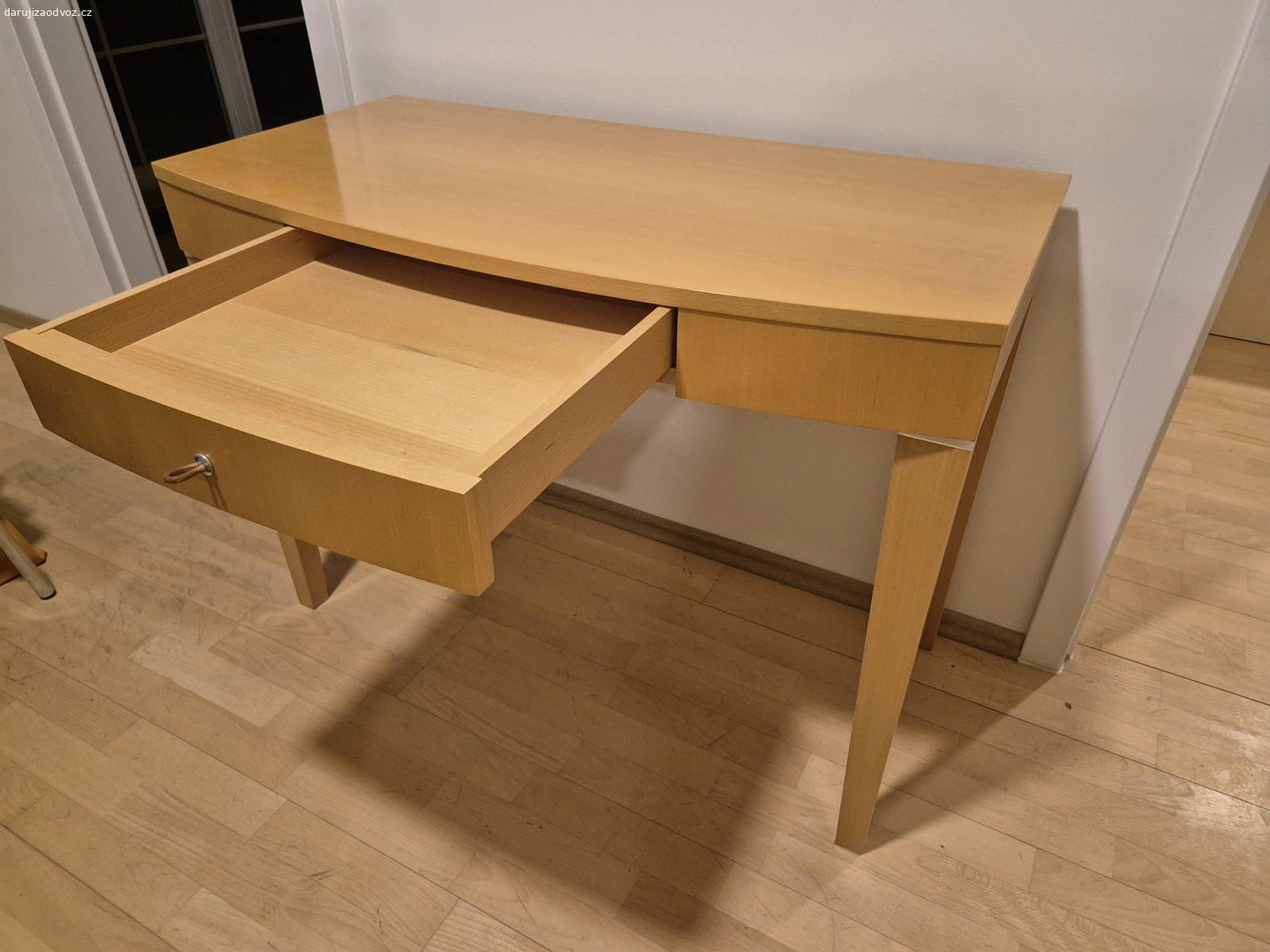 Krásný designový stolek z masivu. Daruji za odvoz krásný a zachovalý italský designový stolek z kvalitního masivního dřeva.

Rozměry:
- Šířka: 100 cm
- Výška: 74 cm (bez nohou 11 cm)
- Hloubka: 50.5 cm (v nejširším místě)
- Hmotnost: 26 kg