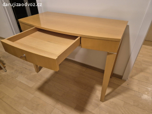 Krásný designový stolek z masivu