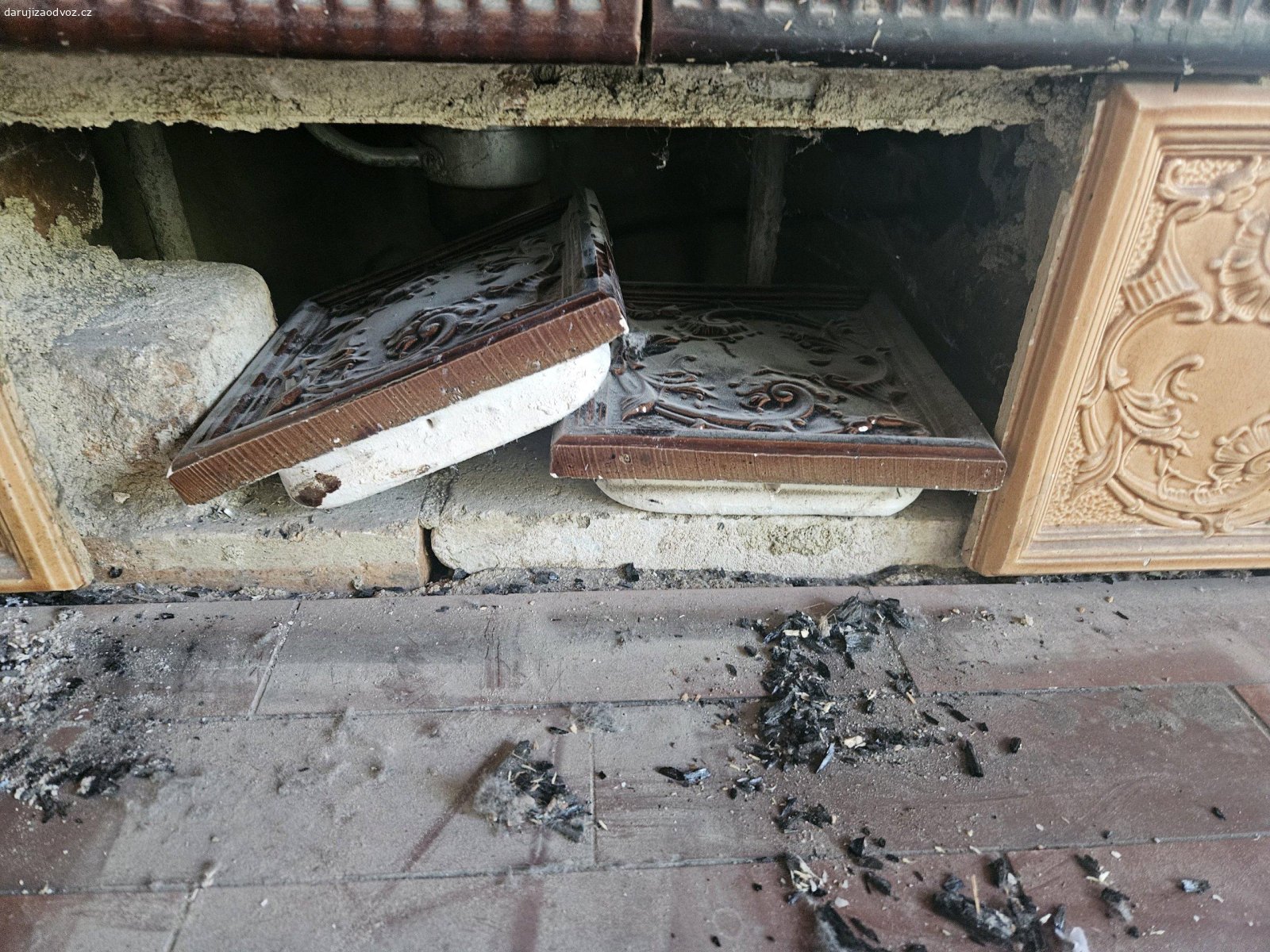 Krb. Otevřený, kachlák.Je k tomu i několik náhradních kachlí. Má to ventilátor k rozvodu vzduchu na 230V, klapku.