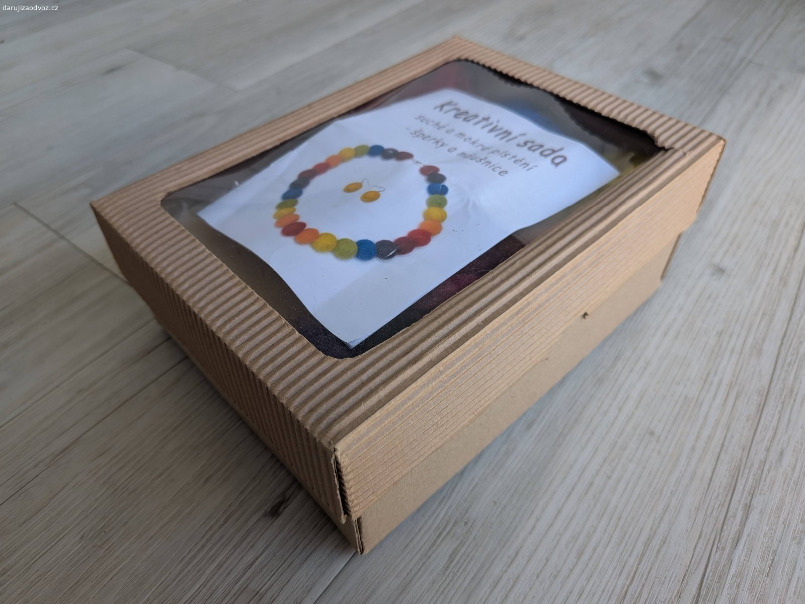 Kreativní sada - plstění - šperky a náušnice. Za odvoz daruji používanou kreativní sadu pro děti - suché a mokré plstění, výroba šperků a náušnic. Rozměry krabice cca 21 x 15 x 7,5cm.

Předání možné po předchozí domluvě u na Praze 3 - Žižkově.