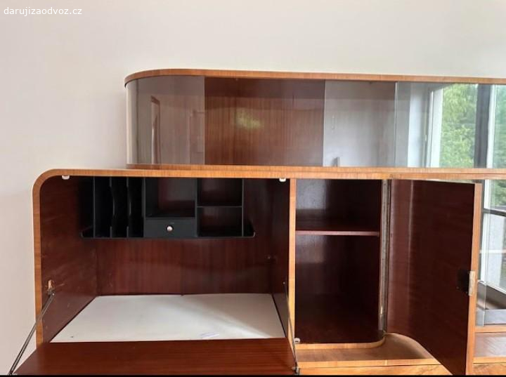 Kredenc. Velice zachovalý kredenc, klíčky od šuplíků jsou všechny . Za odvoz