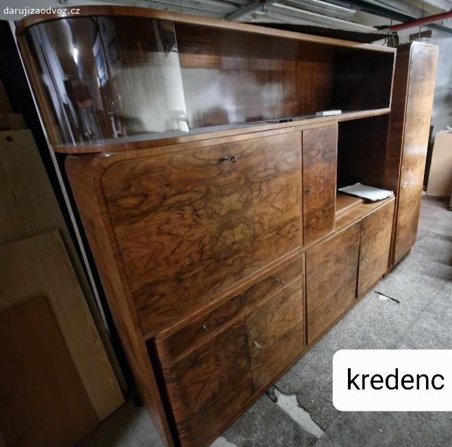 Kredenc. Velice zachovalý kredenc, klíčky od šuplíků jsou všechny . Za odvoz