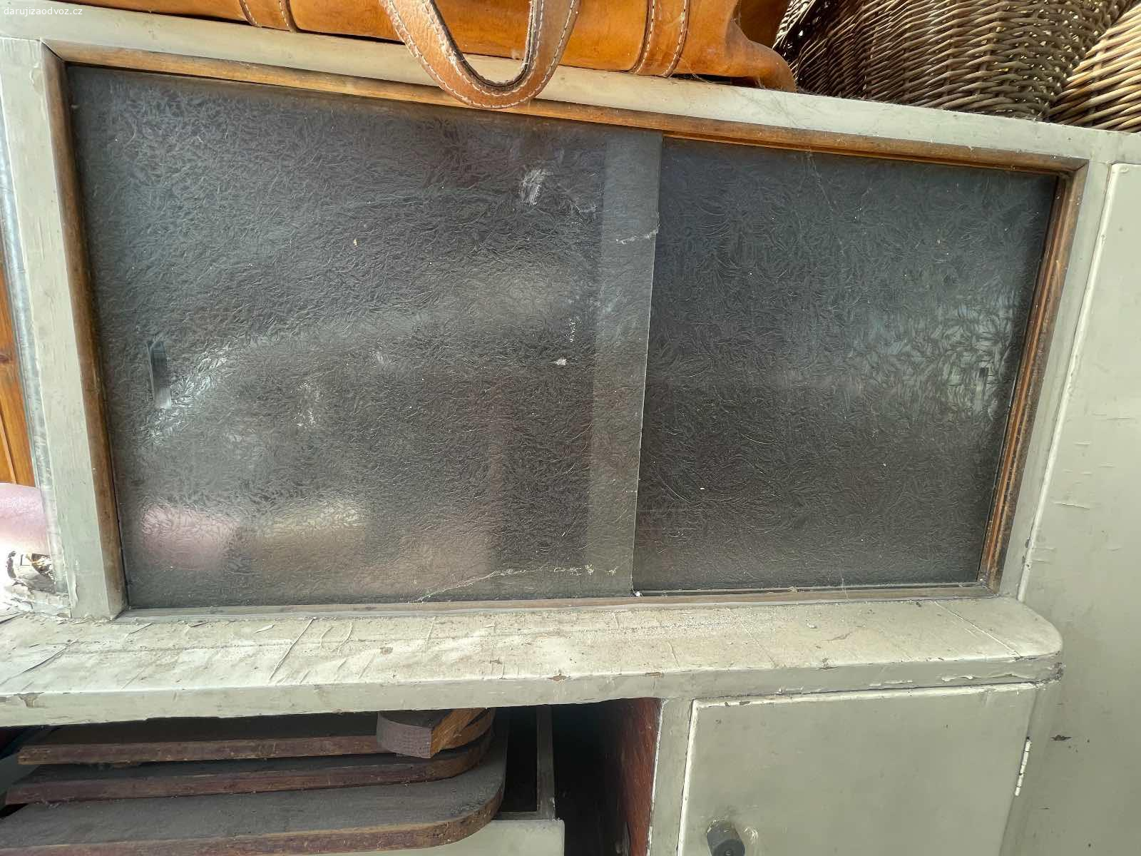 Kredenc. Kredenc za odvoz. Vylomená zadní noha. Modřany.