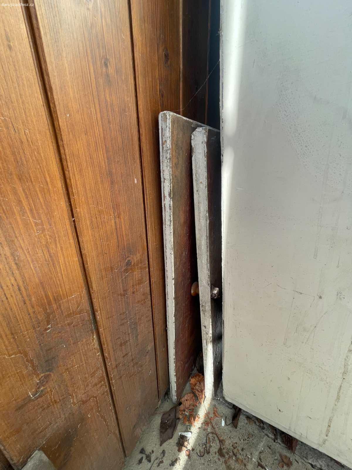 Kredenc. Kredenc za odvoz. Vylomená zadní noha. Modřany.