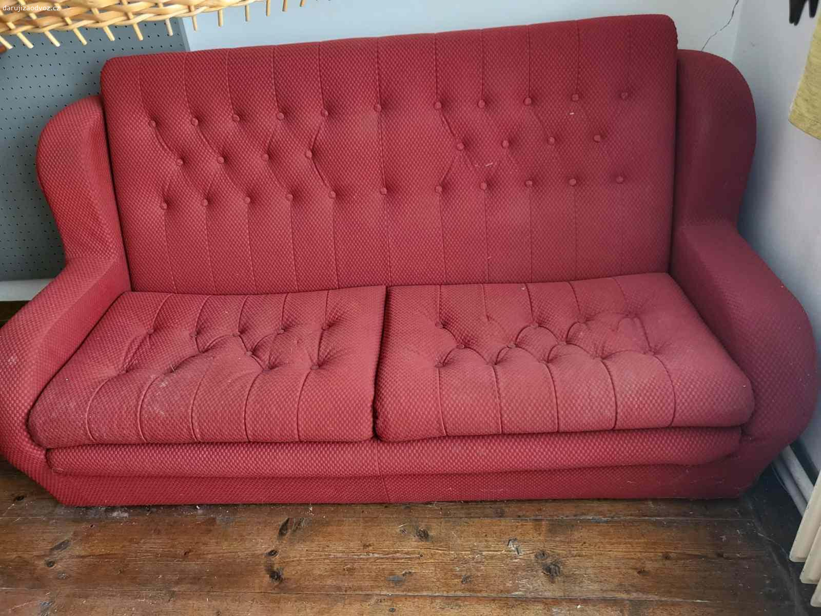 Křesla a pohovka. Daruji dvě stará křesla a pohovku, viz foto.

Křesla: šířka 90cm, výška 100cm
Pohovka: šířka 183cm, výška 100cm