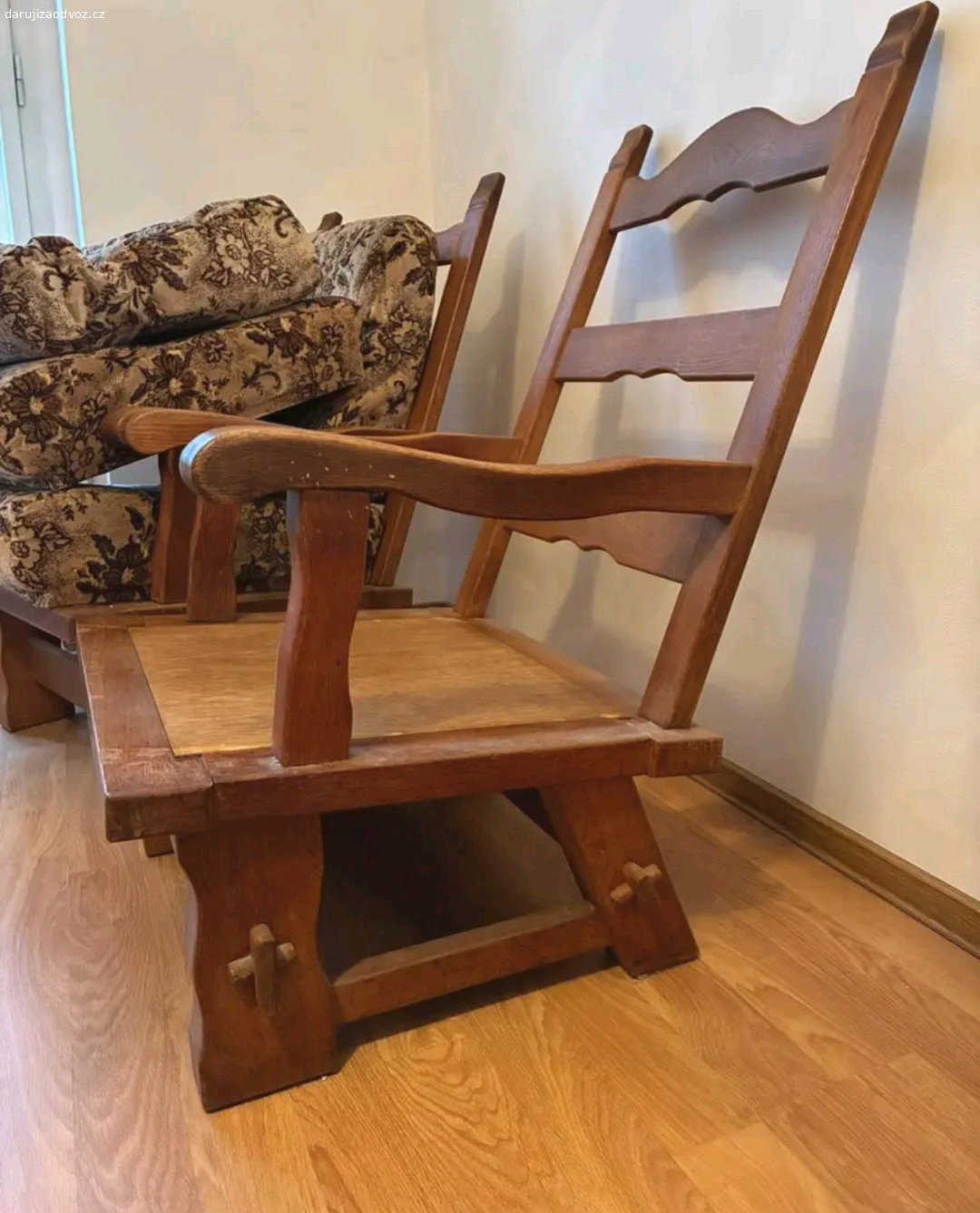 Křesla masivní. 2 křesla holandského stylu. Křesla jsou v dobrém stavu a dosti bytelná. pouze jedna opěrná matrace je trochu zmáčklá (je vidět na fotce). Matrace byly po celou dobu používání zakryty v obalech, aby se minimálně zašpinily. Jsou příjemná k sezení.