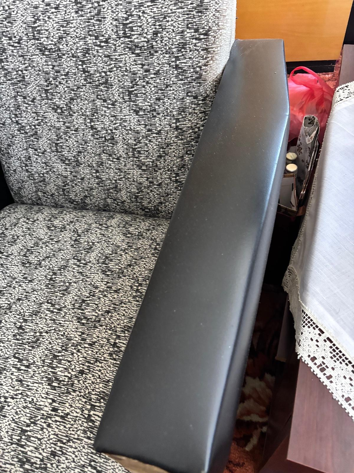 Křesla. Darujem 2 ks retro otočných křesel
Darujem dvě starší retro křesla na otočné podnoži. Konstrukce je v pořádku, ale čalounění je opotřebené (viz foto), vhodné spíše k renovaci.
Pouze jako celek, ne jednotlivě.
Nutný vlastní odvoz
Spěchá – kdo dřív přijde, ten bere.