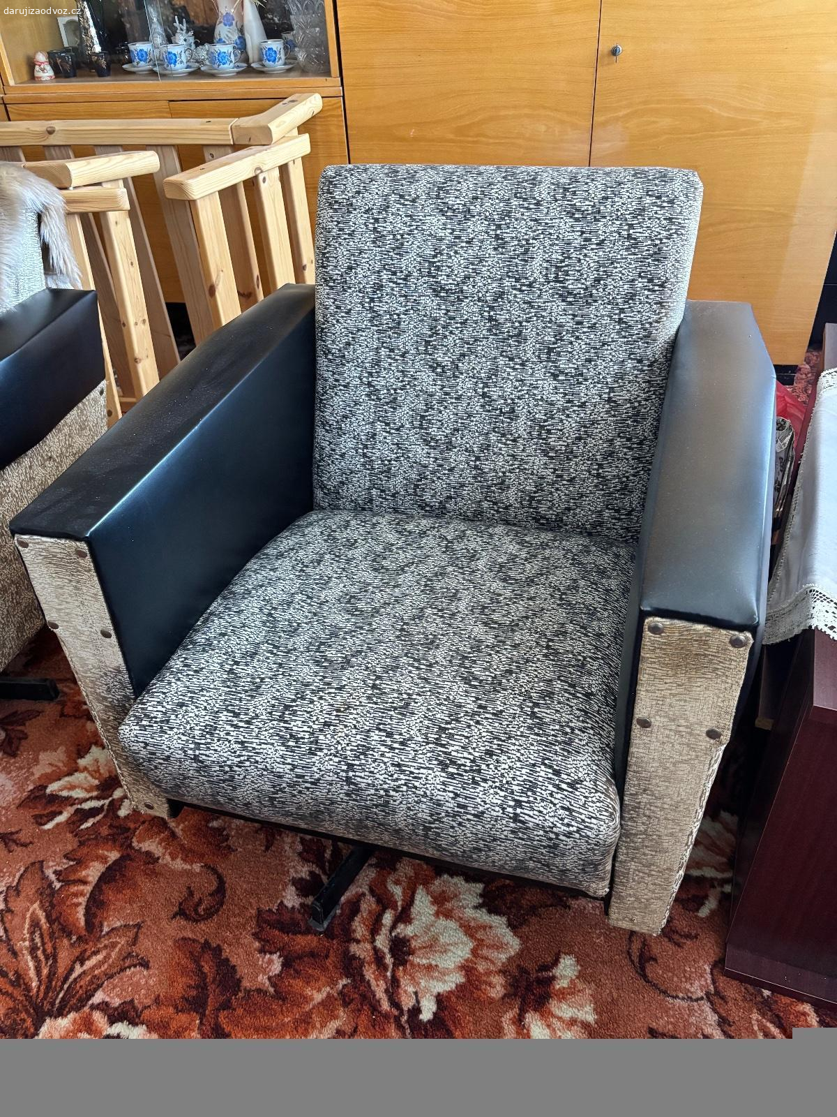 Křesla. Darujem 2 ks retro otočných křesel
Darujem dvě starší retro křesla na otočné podnoži. Konstrukce je v pořádku, ale čalounění je opotřebené (viz foto), vhodné spíše k renovaci.
Pouze jako celek, ne jednotlivě.
Nutný vlastní odvoz
Spěchá – kdo dřív přijde, ten bere.
