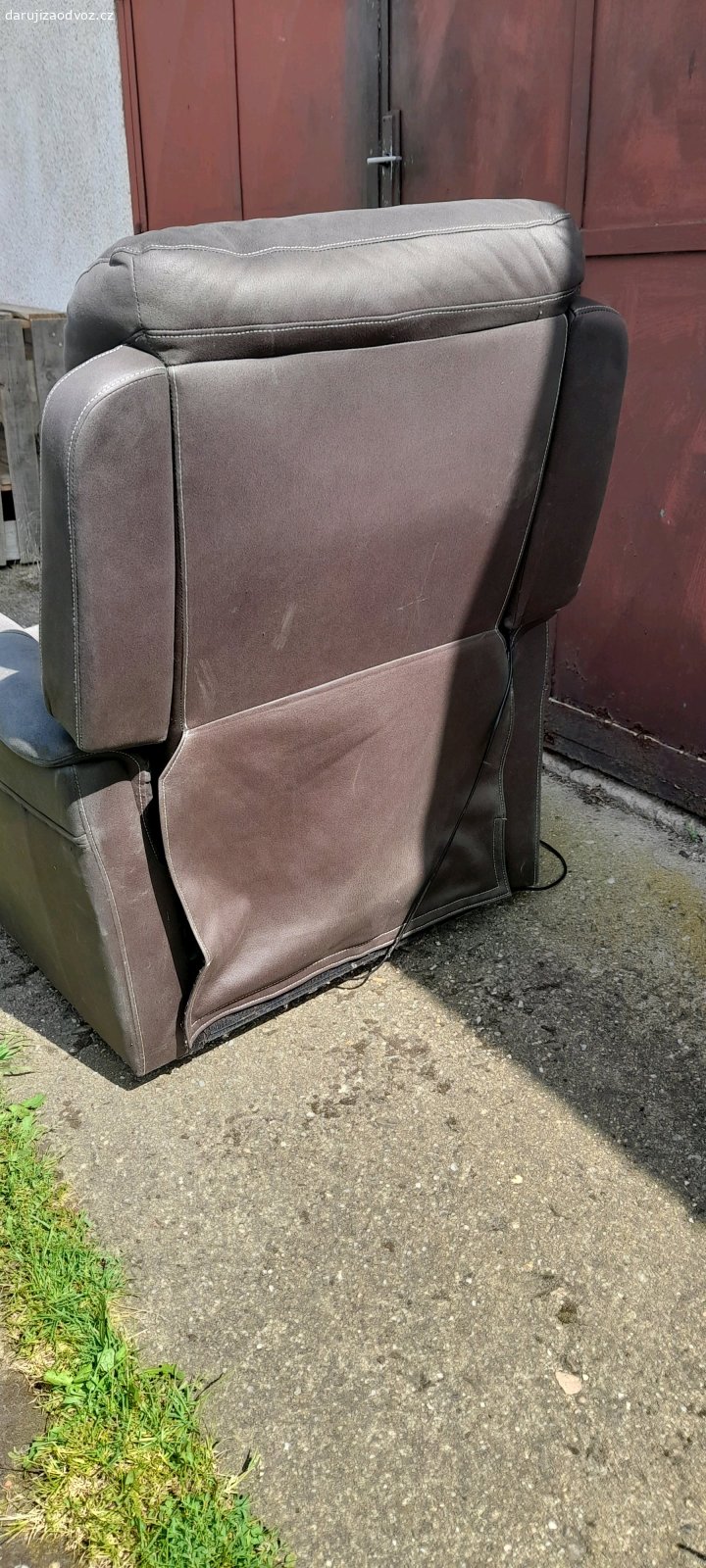 Křeslo elektricky polohovatelné. Darujeme za odvoz elektricky polohovatelné křeslo, plně funkční, včetně prodlužovacího kabelu k adaptéru. Práva opěrka promačklá viz foto. Jeví známky používání.