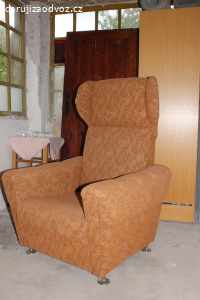 Křeslo, postel, skříně