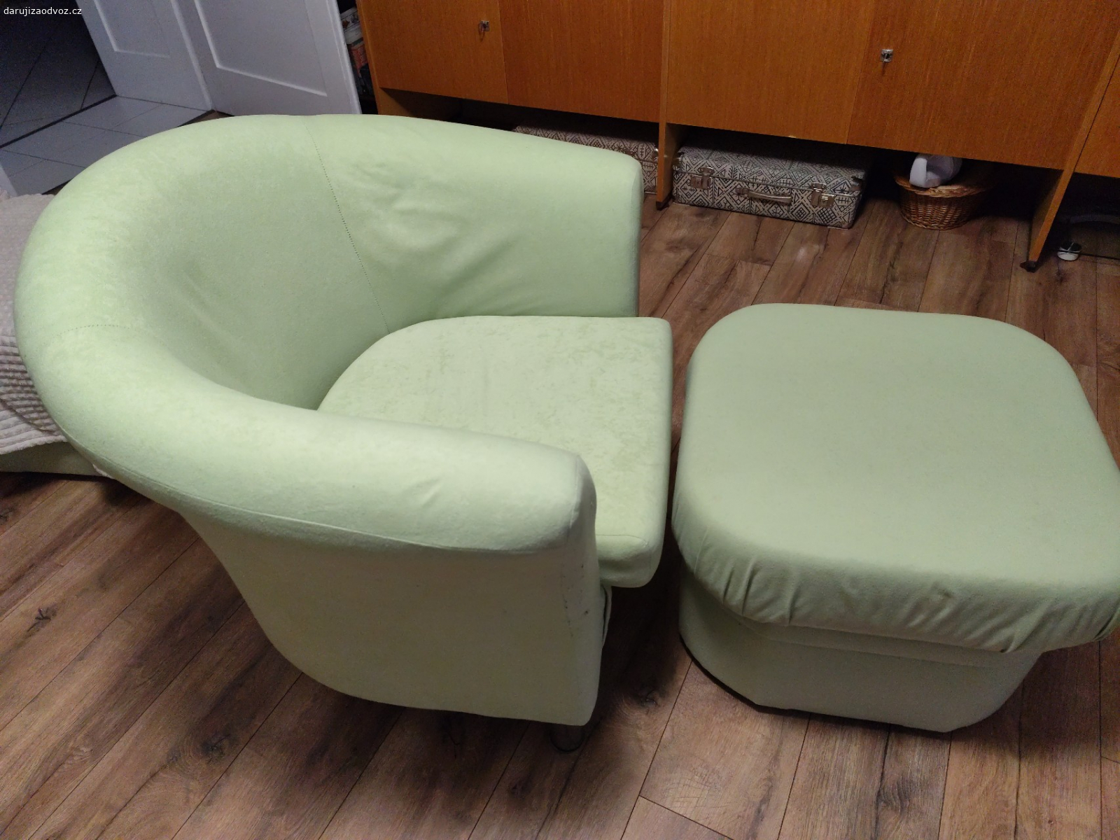 Křeslo s taburetem.. Daruji křeslo s taburetem, čisté, mírně poškrábané od kocoura.