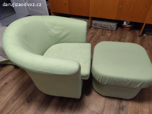 Křeslo s taburetem.