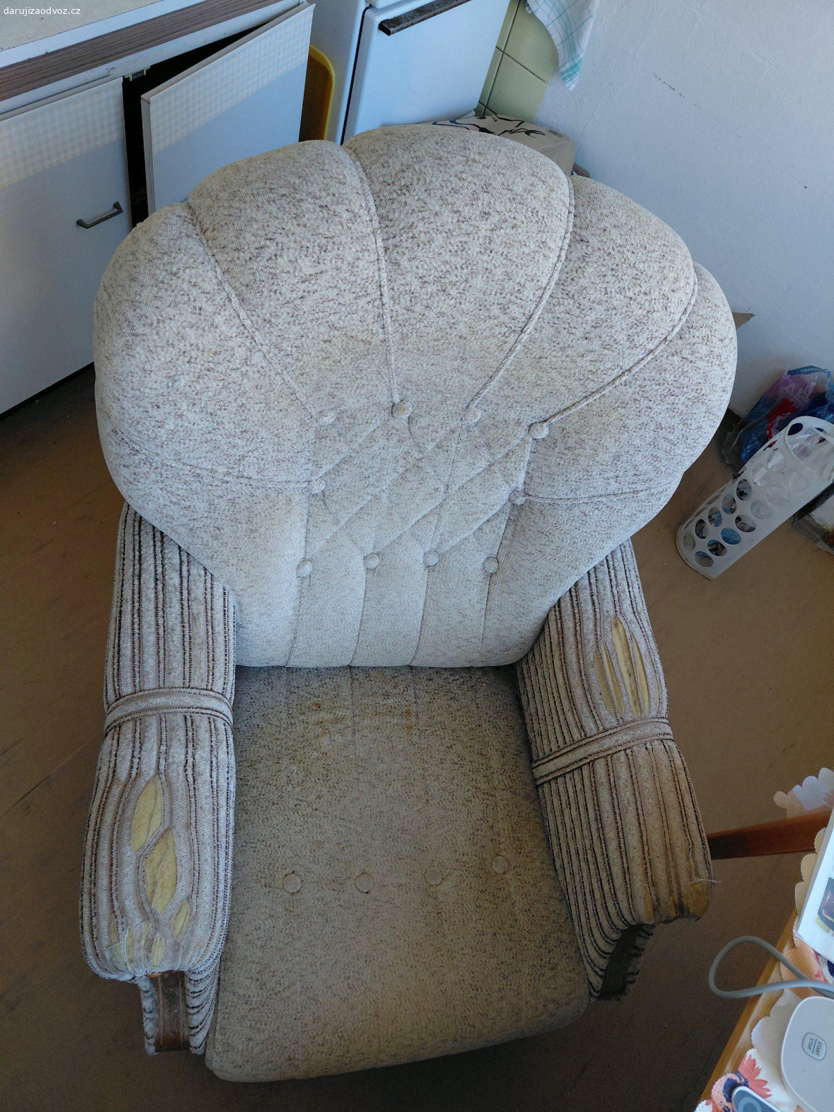 křeslo. Daruji staré, ale pevné a stabilní křeslo.