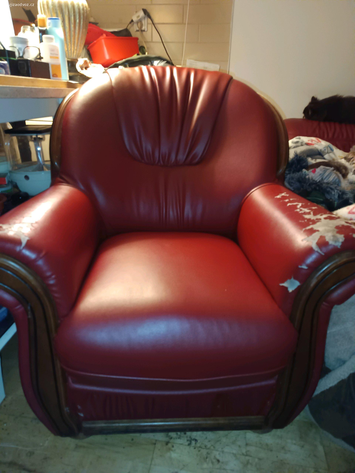 Kreslo. pohodlne  cervene robusni kreslo cervene barvy. skvele se na nem sedi, jen operky je treba  opravit. Neni prosezene. Kombinace se drevem. Mohu k nemu pridat i zaplaty na opravu   samolepici v cervene barve.  Prosim volat na mobil ci whatsapp .  Bydlime na Stodulkach P5 . Vytah primo u bytu a da se zajet do garaze a tam nalozit do auta. K vyzvednuti po dohode kdykoliv.