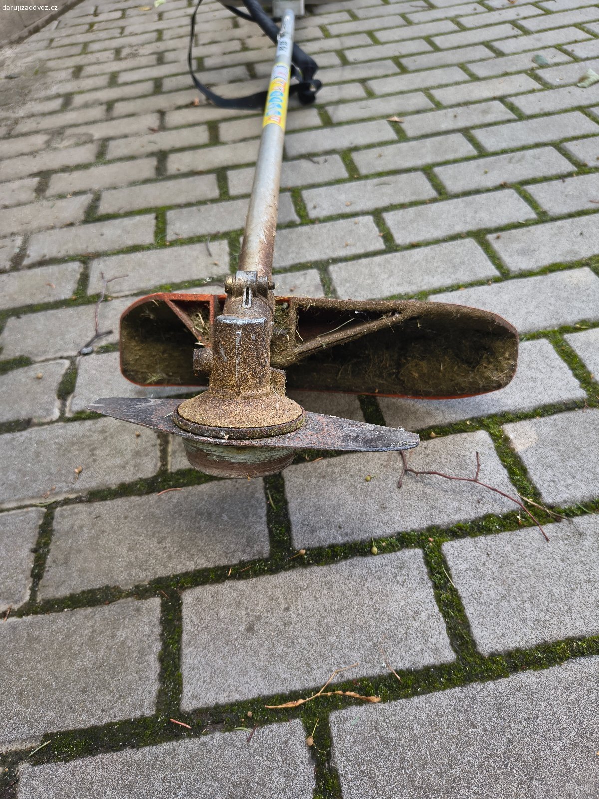 Křovinořez. Přenechám za odvoz křovinořez Stihl v opotřebovaném stavu. Nenavíjí startovací lanko, jinak by měl být funkční.
