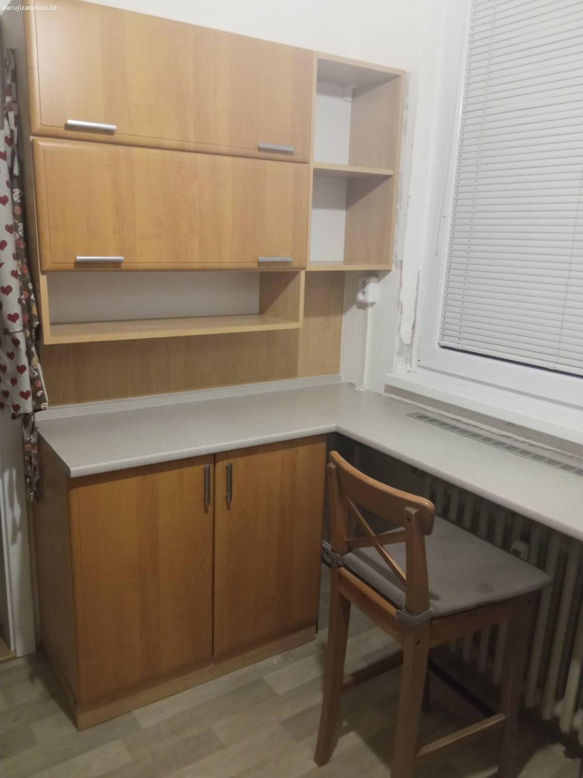 kuchyň - spižírna. Darují za odvoz vestavěnou spižírnu a skříňku s pultem. Pište SMS nebo přes den volejte. Praha 5 Barrandov