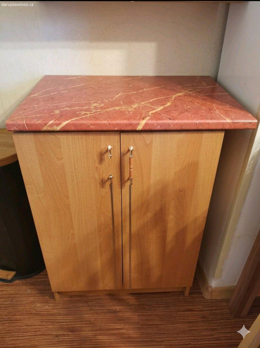 Kuchyň včetně dřezu + skříňka. Drobné vady jedno madlo a uražený roh jednoho šuplíku.