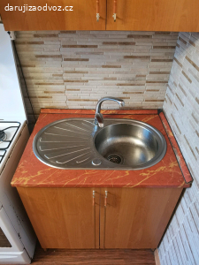 Kuchyň včetně dřezu + skříňka