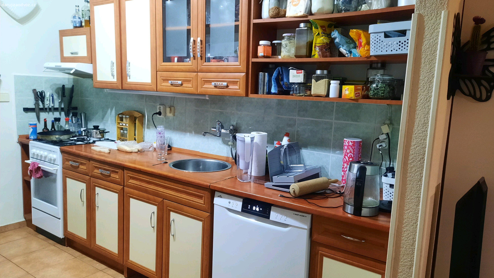 kuchyň. daruji za odvoz kuchyň bez spotřebiču, jen plynový sporák bude volný.stav ujde akorát pracovní deska uz nic moc. osobni odběr od 17.2.26 Nový Hrádek