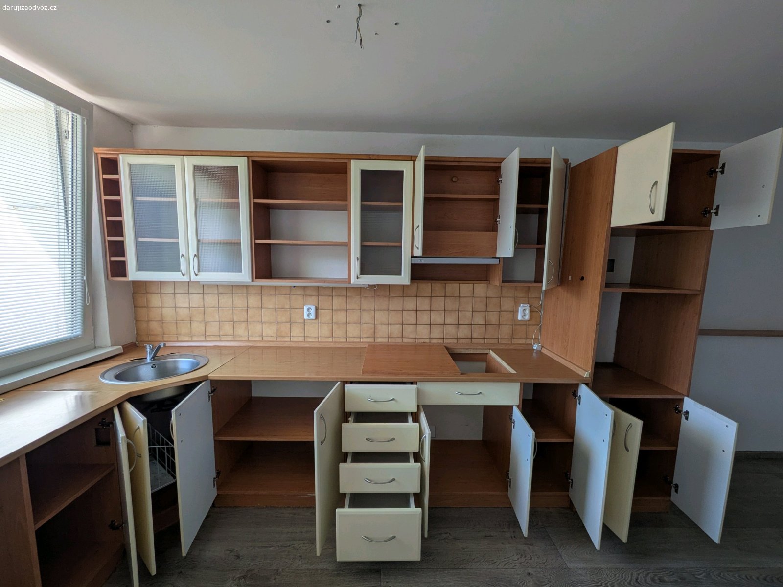kuchyň. Daruji za odvoz kuchyňskou sestavu dle fotografií. Je nutné si zajistit demontáž a odnesení ze 3 patra. V domě je větší výtah pro 6 osob.