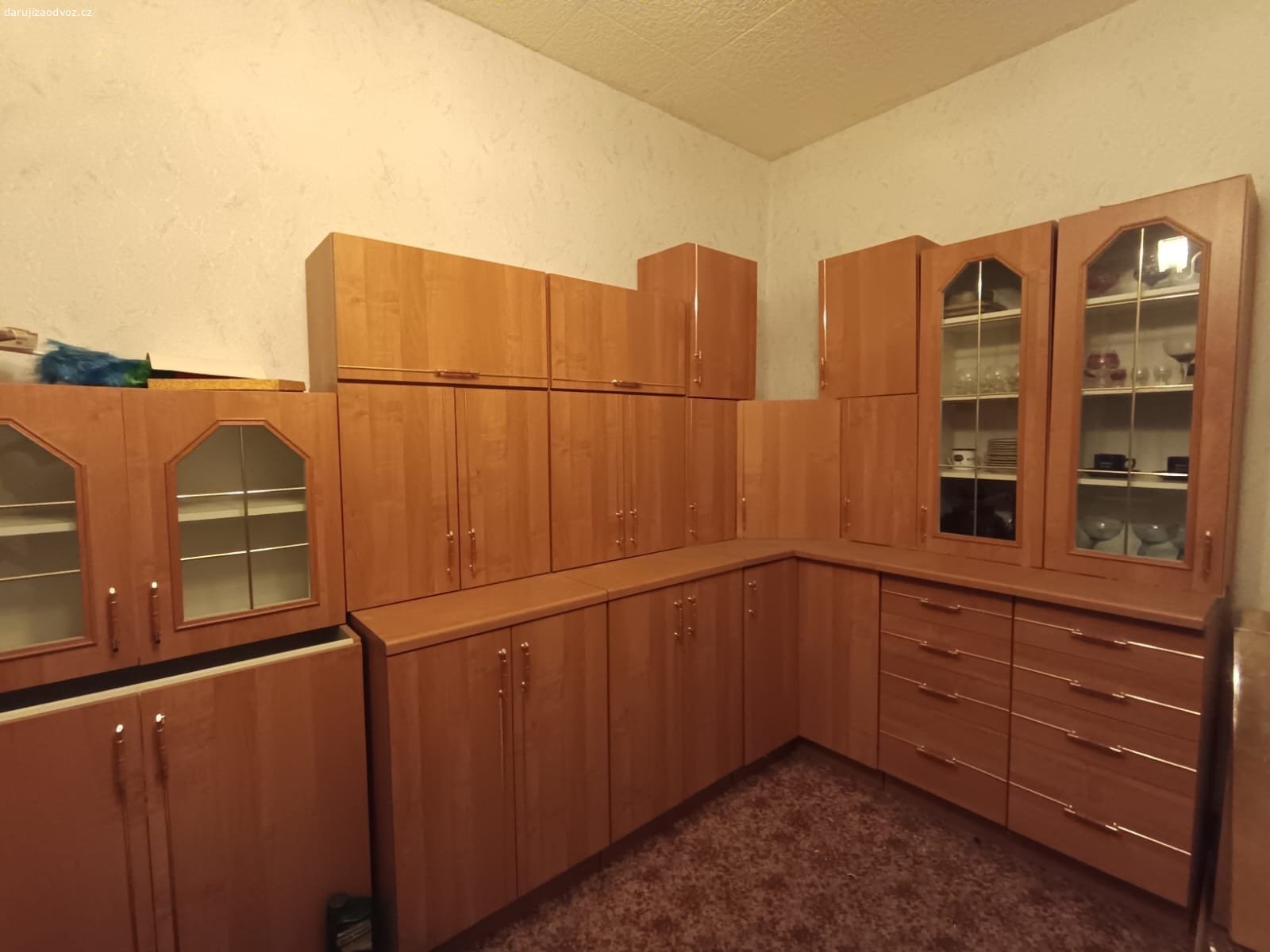Kuchyňská linka. Daruji za odvoz variabilní rohovou kuchyňskou linku. Nikdy nebyla namontována ani používána
