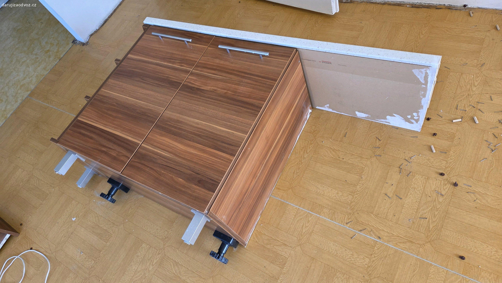 Kuchyňská skříňka s deskou. skříňka s rohovými poličkami a deskou do rohu ke zdi. Kvalitně vyrobená, silné ABS hrany. Všechny nohy stavitelné. Dvě police uvnitř. Rozměry: Skříňka V82 Š80 H42, roh. poličky Š20, deska Š148 H43 Tl3.8