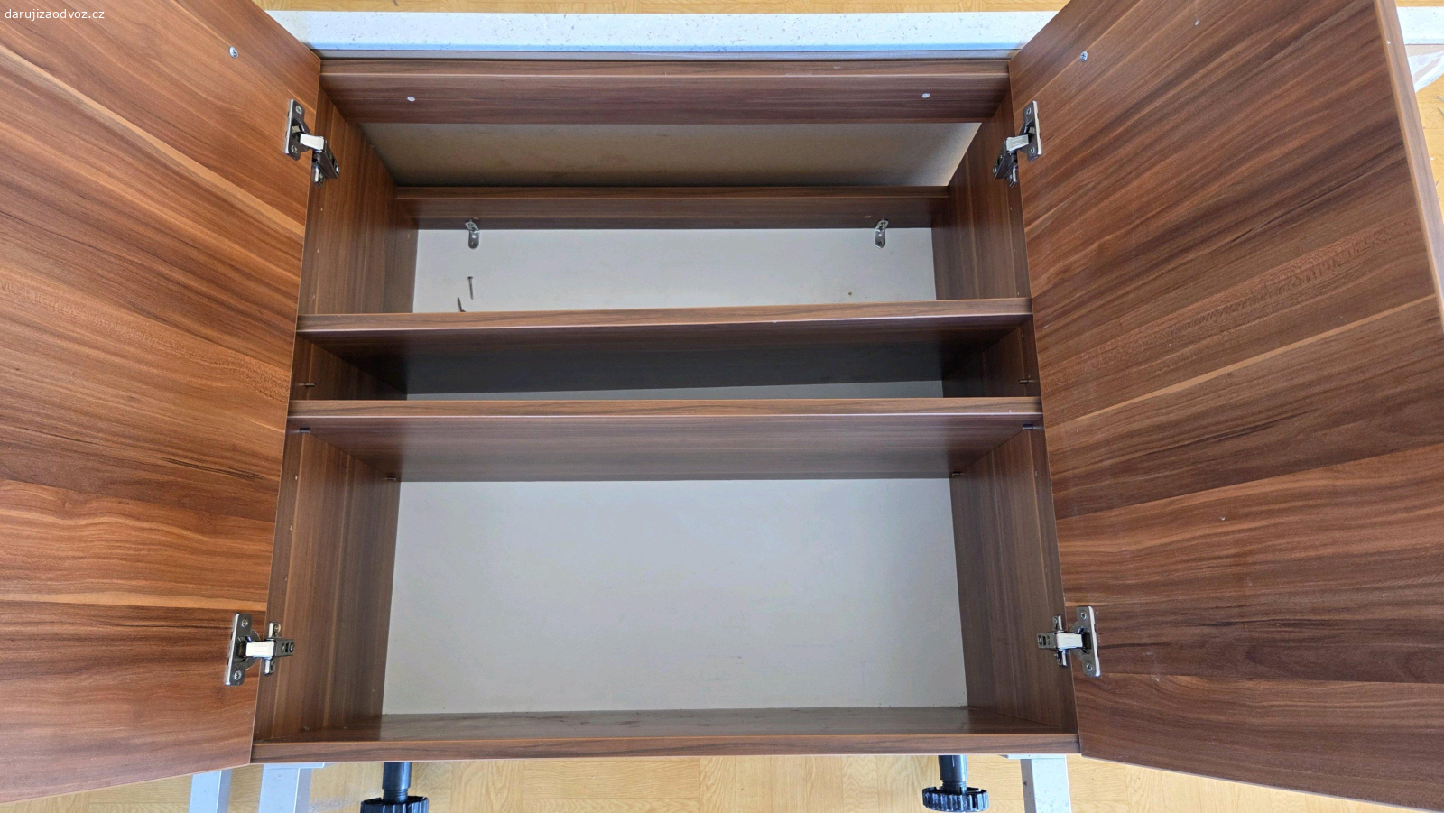 Kuchyňská skříňka s deskou. skříňka s rohovými poličkami a deskou do rohu ke zdi. Kvalitně vyrobená, silné ABS hrany. Všechny nohy stavitelné. Dvě police uvnitř. Rozměry: Skříňka V82 Š80 H42, roh. poličky Š20, deska Š148 H43 Tl3.8