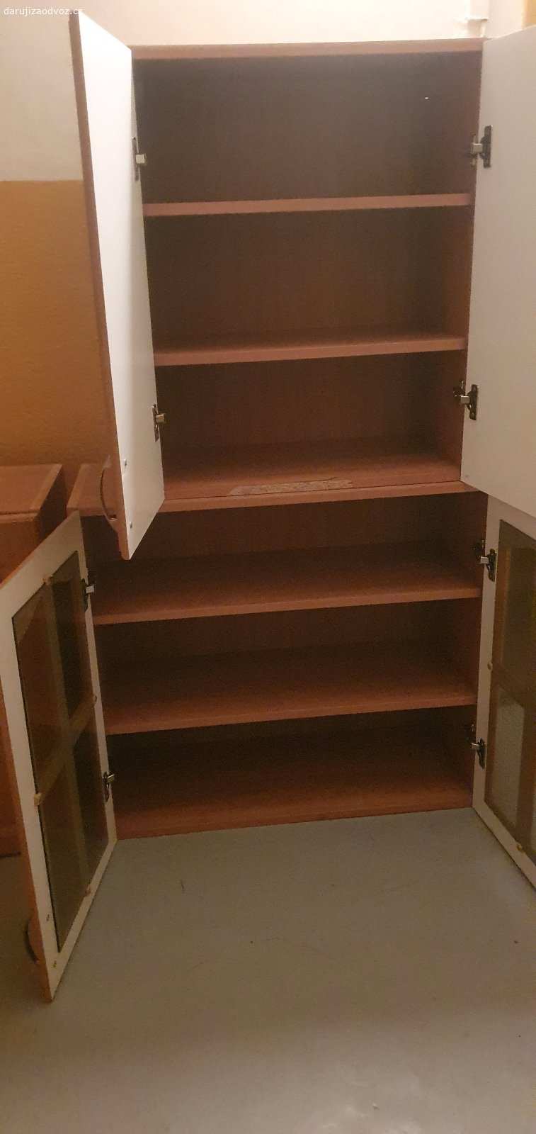 Kuchyňské skříňky. Staré kuchyňské skříňky,  není komplet kuchyně, treba někomu poslouží