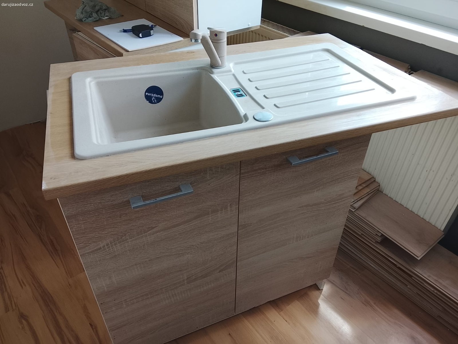 Kuchyňský dřez s baterií i se sifónem. Daruji použitý kuchyňský dřez se sifónem i s baterií, vhodný na chatu, chalupu, zahradu, ale i domů. Možno pouze dřez, anebo i se skříňkou. Vše - viz foto