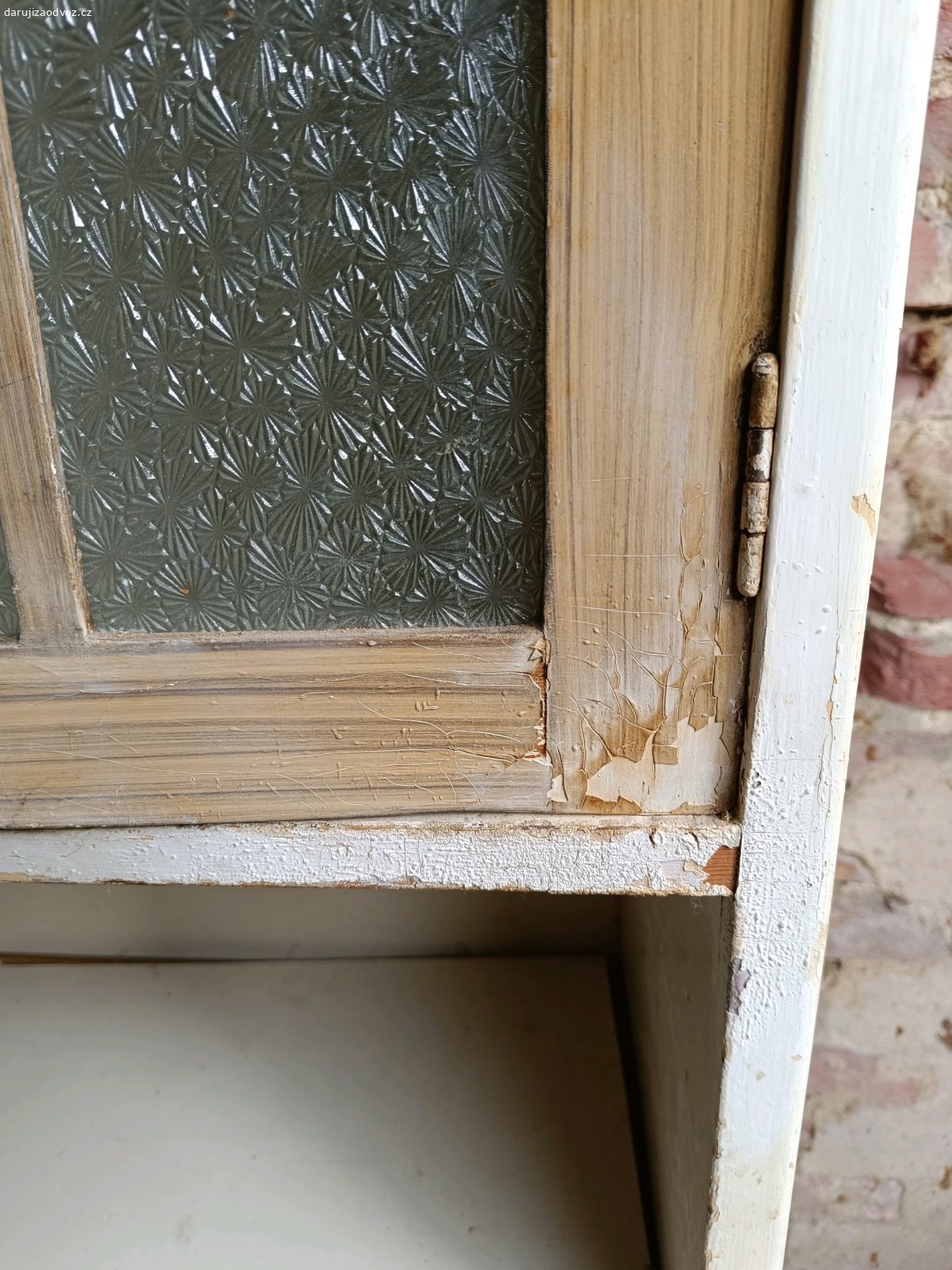kuchyňský kredenc. Starý kuchyňský kredenc. K renovaci, třeba na chalupu. 
K vyzvednutí 16. a 17. října v Hodkovicích nad Mohelkou.