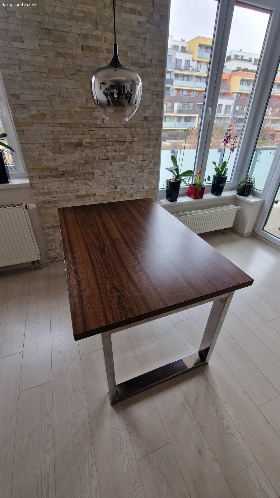 kuchyňský stůl 135x90. daruji za odvoz stůl, kovové nohy, bez poškození