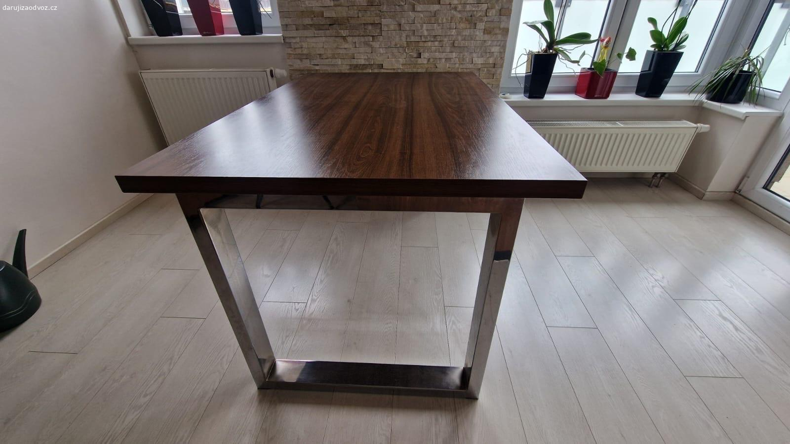 kuchyňský stůl 135x90. daruji za odvoz stůl, kovové nohy, bez poškození