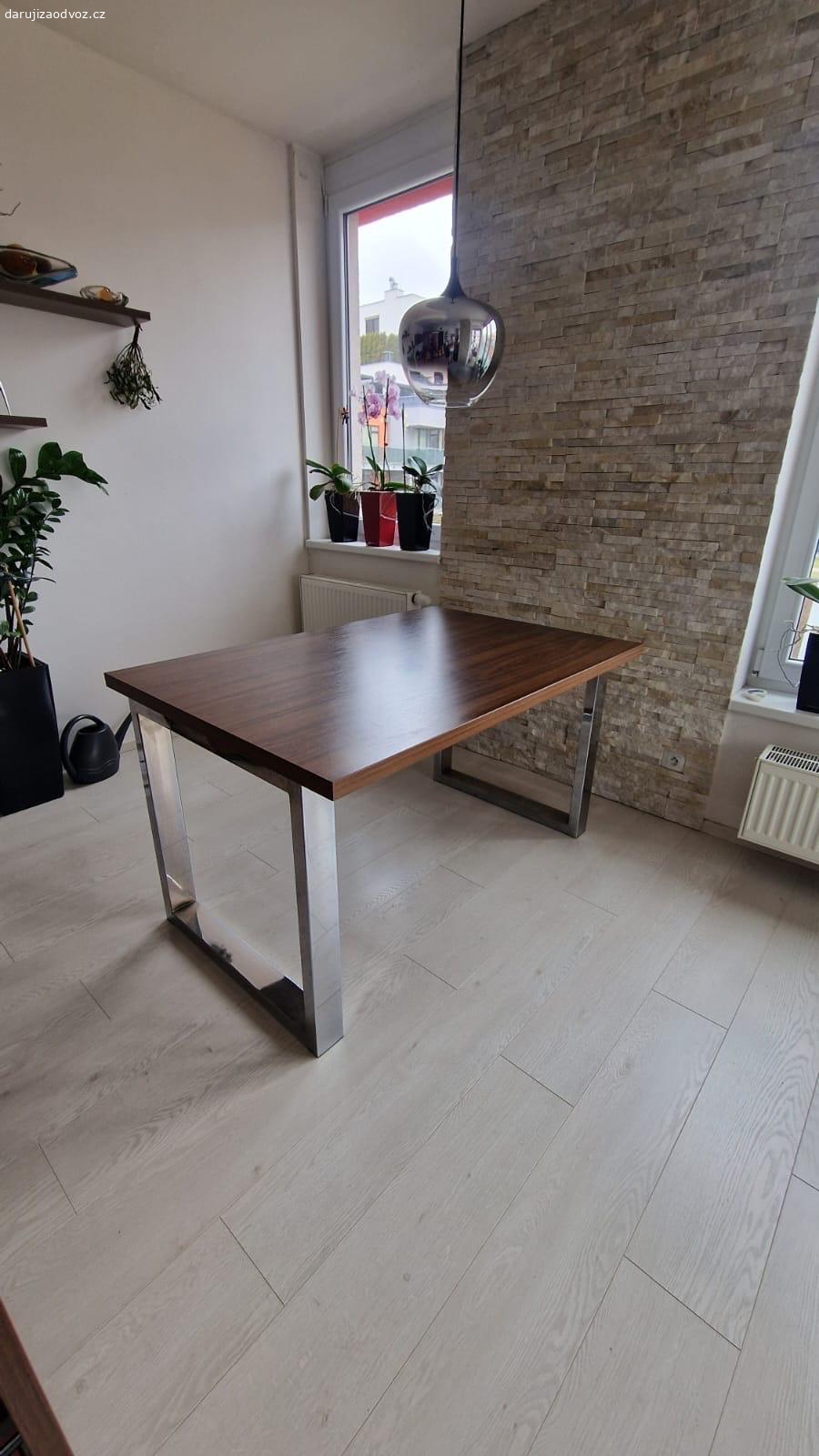kuchyňský stůl 135x90. daruji za odvoz stůl, kovové nohy, bez poškození