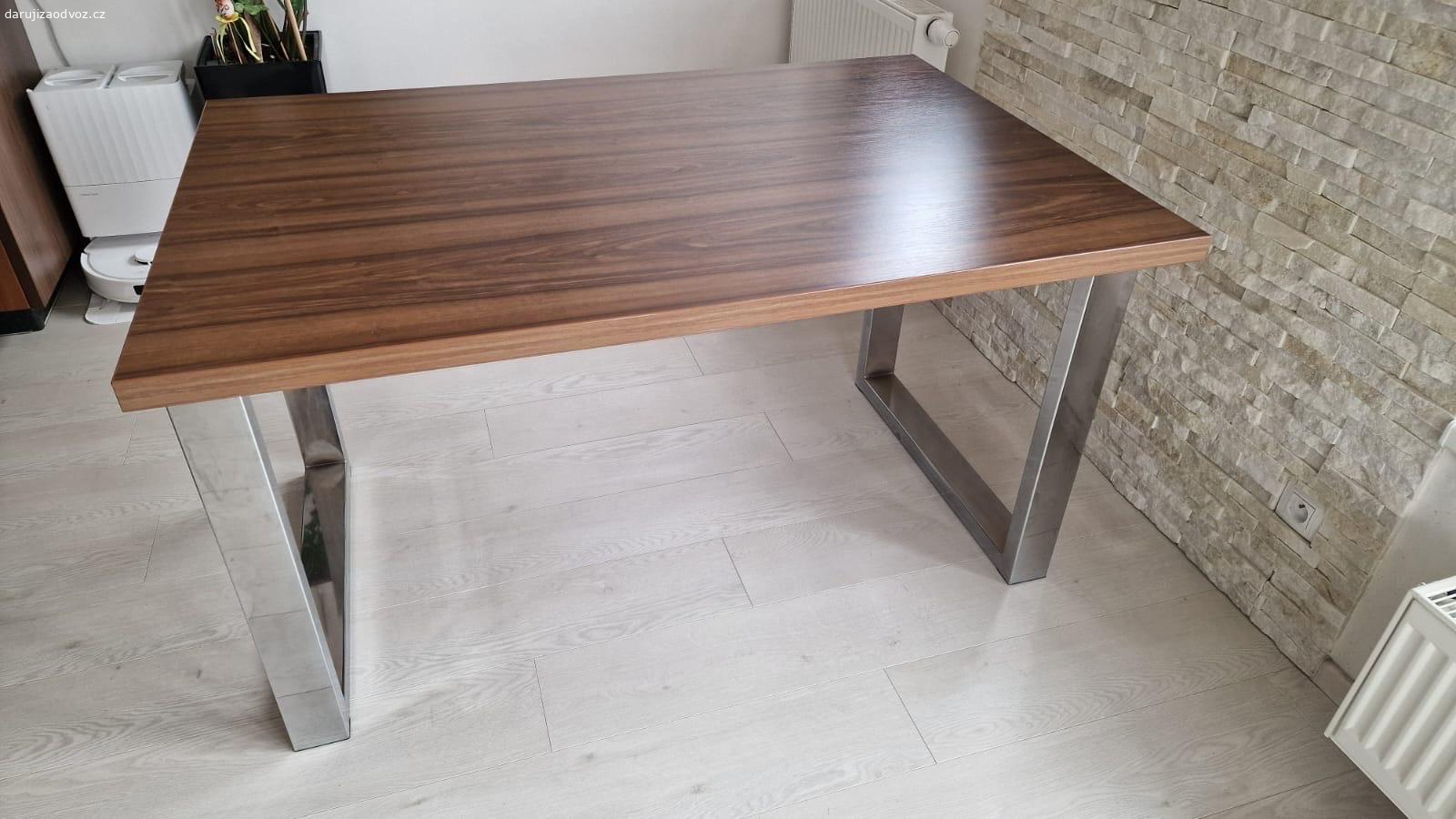 kuchyňský stůl 135x90. daruji za odvoz stůl, kovové nohy, bez poškození