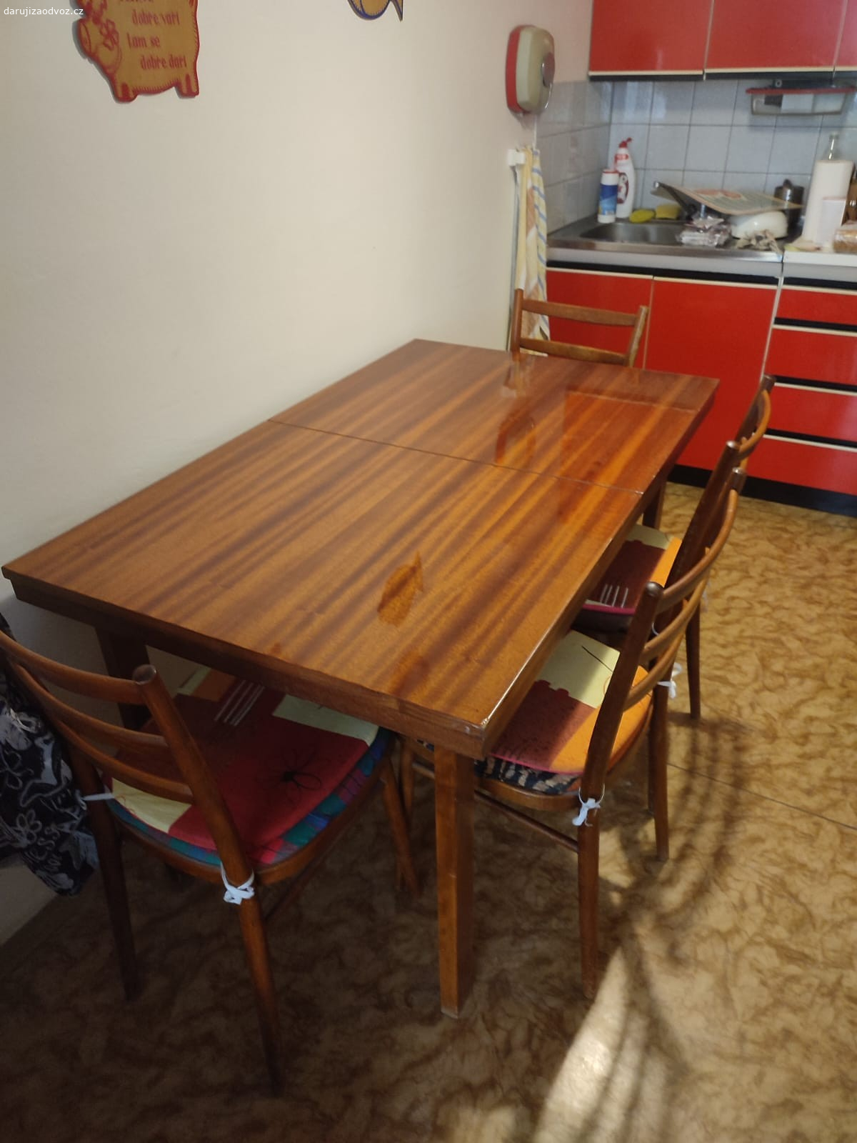 Kuchyňský stůl a židle.. Prodám za 500 Kč