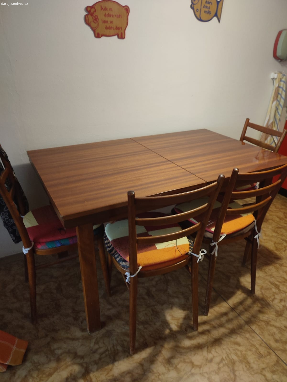 Kuchyňský stůl a židle.. Prodám za 500 Kč