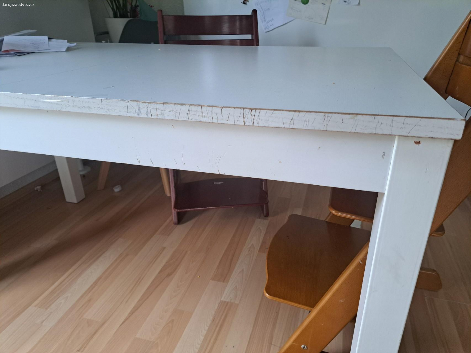 Kuchyňsky stůl. Daruji jídelní stůl Ikea. Má kosmetické vady,ale je plně funkční. Lze rozložit a přidat další 2 desky. Délka 140-220cm, šířka 84, výška 74.  V současné chvíli odmontovane nohy pro lepší transport. Baleni piv neurazí,ale není podmínkou.