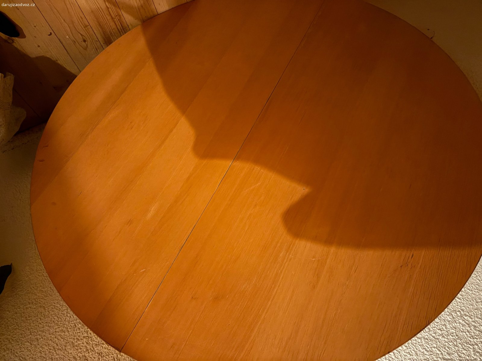 Kulatý jídelní stůl. Daruji jídelní kulatý stůl, průměr stolu je 120cm. Je v zachovalém stavu, pouze na jedné straně má rýhy viz foto. Stůl se nekýve, je stabilní.