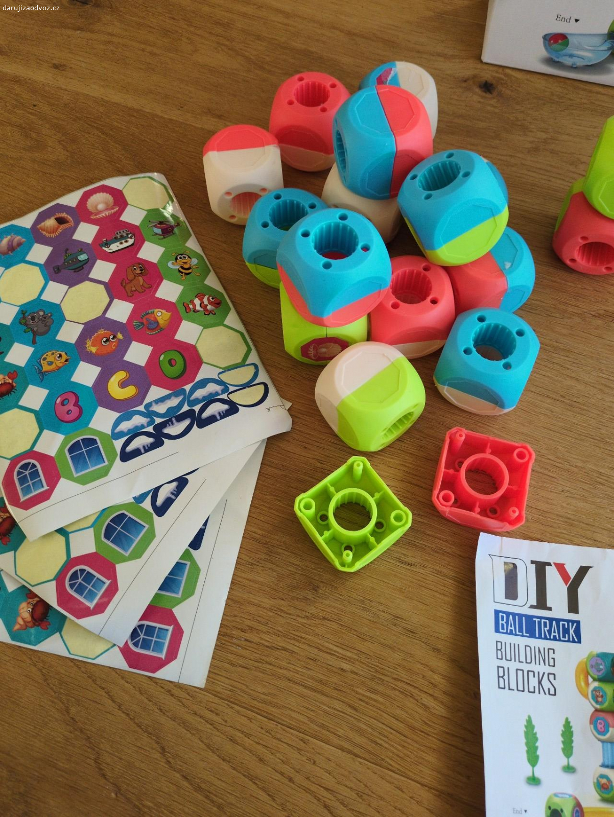 Kuličková dráha. Dostali jsme darem. Za nás ne úplně kvalitní hračka, není to domyšlené. Spoje mezi kostickou a tunylky sice drží pěkně, ale samotné kostky k sobě není jak prichytit. Ale třeba někdo ocení před Vánocemi hračku zadarmo... :)