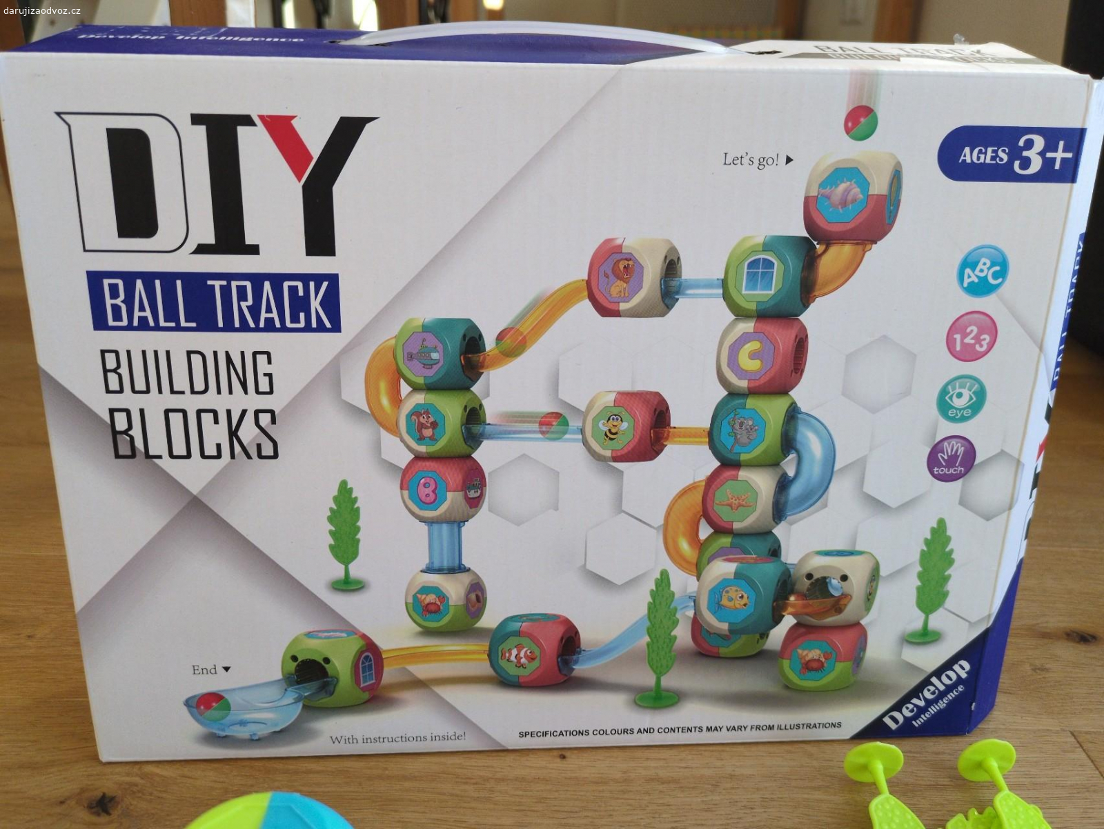 Kuličková dráha. Dostali jsme darem. Za nás ne úplně kvalitní hračka, není to domyšlené. Spoje mezi kostickou a tunylky sice drží pěkně, ale samotné kostky k sobě není jak prichytit. Ale třeba někdo ocení před Vánocemi hračku zadarmo... :)