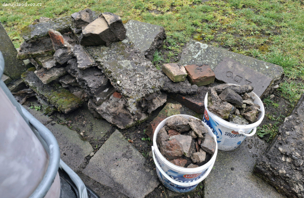 Kusy betonu s cihlami - za odvoz