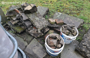 Kusy betonu s cihlami - za odvoz