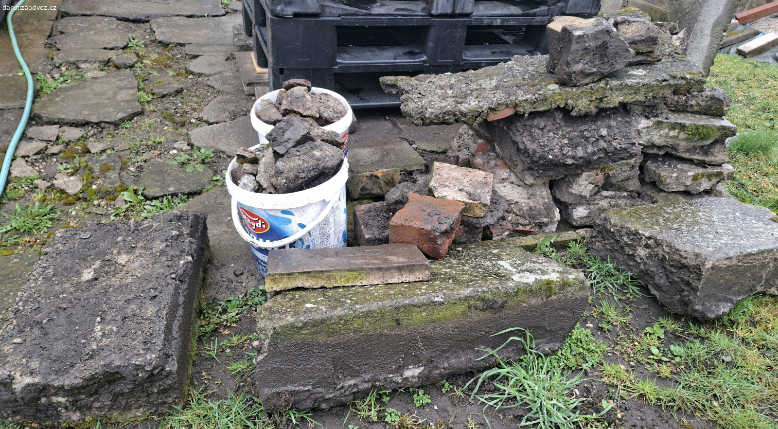 Kusy betonu s cihlami - za odvoz. Daruji zdarma za odvoz kusy betonu s cihlami.
Stav viz.foto.
Vhodné pro zásypy, zpevnění cest, terénní úpravy atd.
Osobní odběr v Kroměříži.