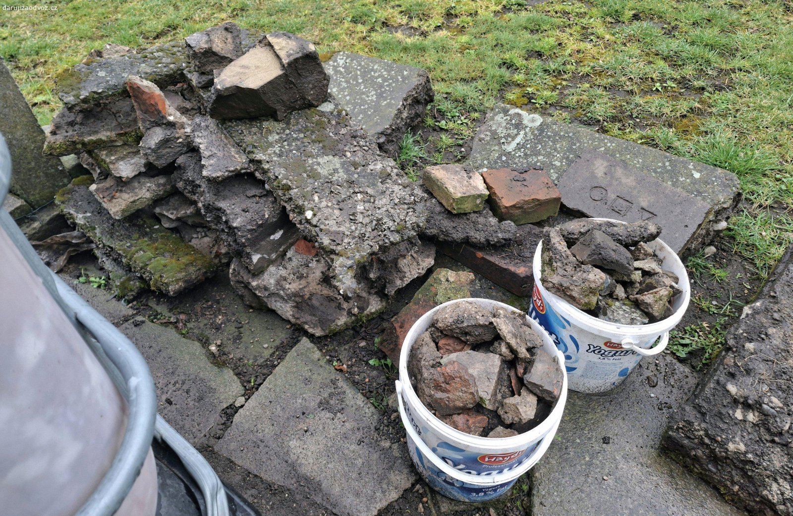 Kusy betonu s cihlami - za odvoz. Daruji zdarma za odvoz kusy betonu s cihlami.
Stav viz.foto
Vhodné pro zásypy, zpevnění cest, terénní úpravy atd.
Osobní odběr v Kroměříži.