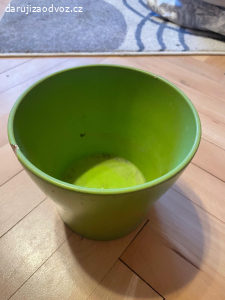 Zelený květináč - výška cca 15 cm