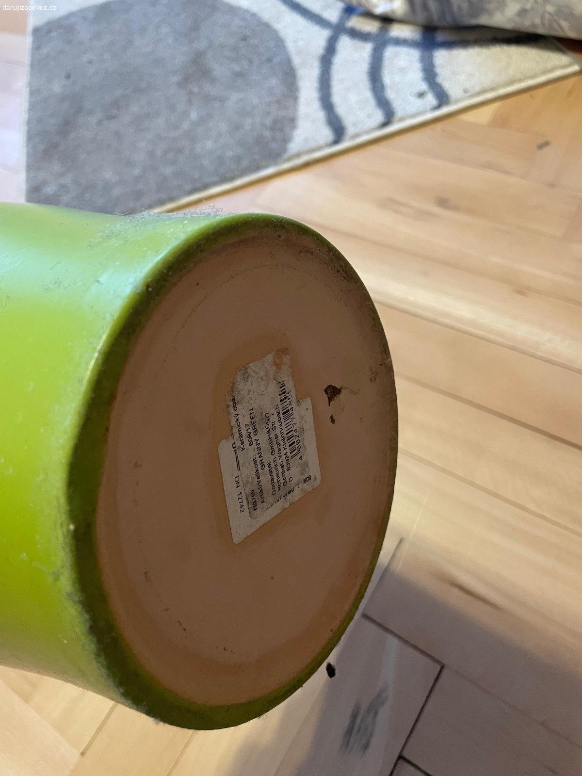 Zelený květináč - výška cca 15 cm. Daruji zelený květináč - výška cca 15 cm. Kousek na okraji uštíplý. K vyzvednutí po předchozí domluvě na Praze 4. Daruji další věci za ODVOZ viz. inzeráty!