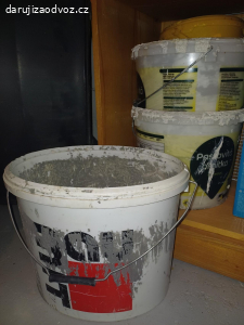 Květináče, obrazy, nádobí, kýble