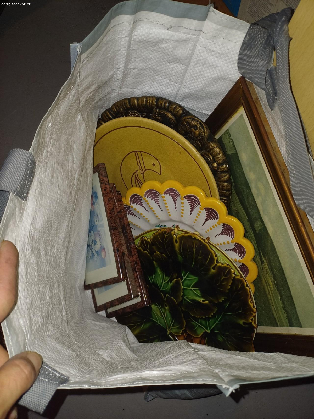 Květináče, obrazy, nádobí, kýble. Nabízím za odvoz květináče, kýble od pastovite omítky - nevycistene, staré obrazy a talíře na pověšení, staré nádobí.