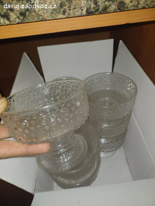 Květináče, obrazy, nádobí, kýble